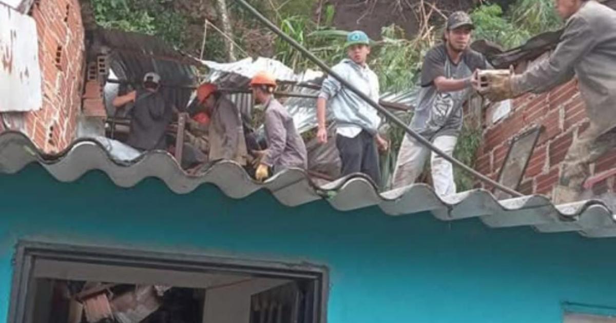 Noticias Medellín: Deslizamiento de tierra sepultó una vivienda en Itagüí