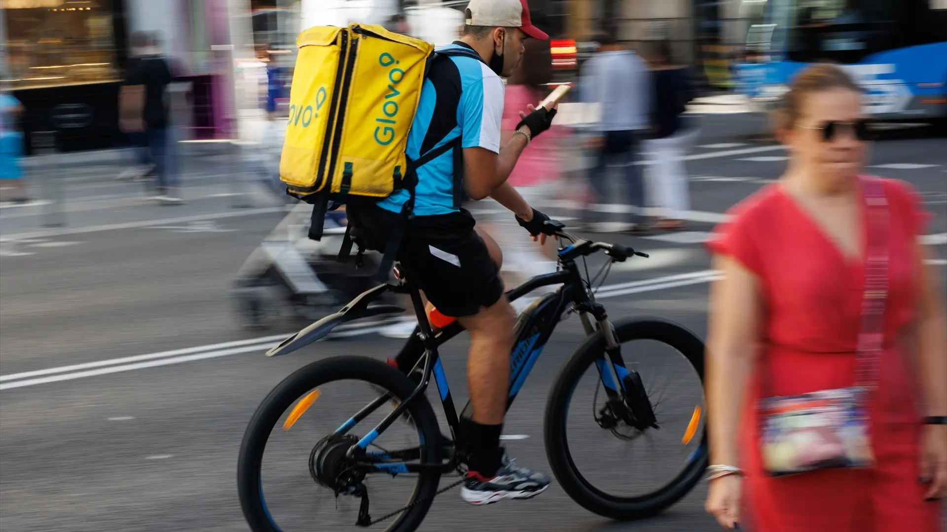 Bruselas multa con 329 millones a Glovo y Delivery Hero por saltarse las normas de competencia de la UE