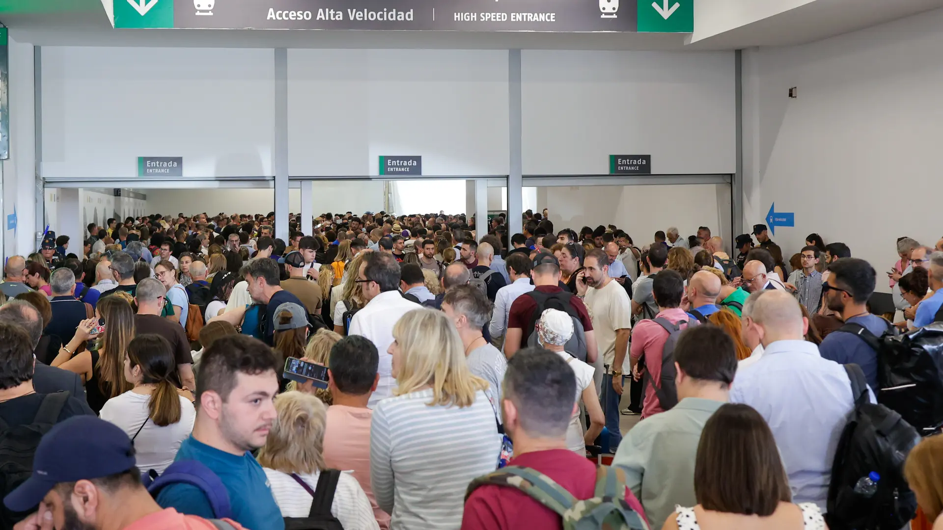 Caos ferroviario por el descarrilamiento de un tren a la entrada de Chamartín que atrapa a cientos de viajeros: «Nos tienen hacinados»