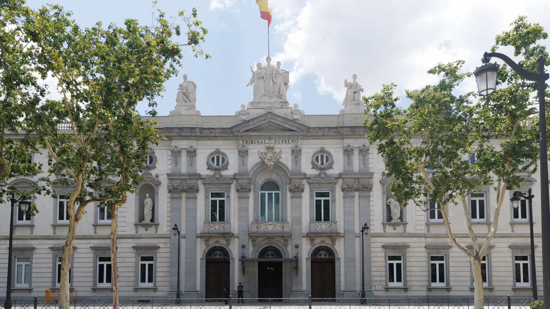 El Supremo ratifica siete años y medio de cárcel para 11 narcos, entre ellos tres agentes, a los que incautaron 367 kilos de cocaína El Supremo ratifica siete años y medio de cárcel para 11 narcos, entre ellos tres agentes, a los que incautaron 367 kilos de cocaína