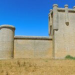 El pueblo de Castilla y León con una fortaleza medieval que fue escenario de la Guerra de las Comunidades El pueblo de Castilla y León con una fortaleza medieval que fue escenario de la Guerra de las Comunidades