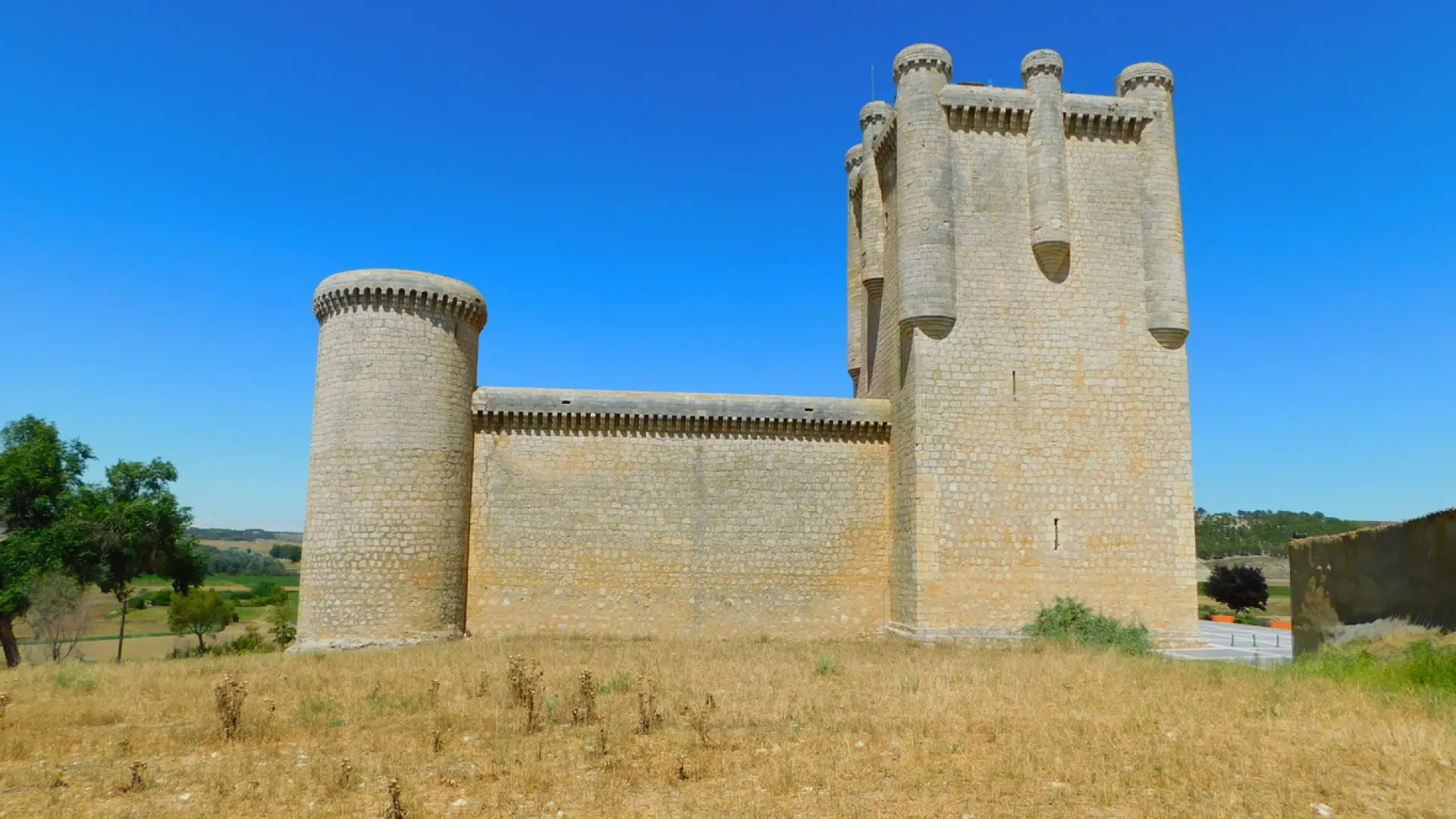 El pueblo de Castilla y León con una fortaleza medieval que fue escenario de la Guerra de las Comunidades El pueblo de Castilla y León con una fortaleza medieval que fue escenario de la Guerra de las Comunidades