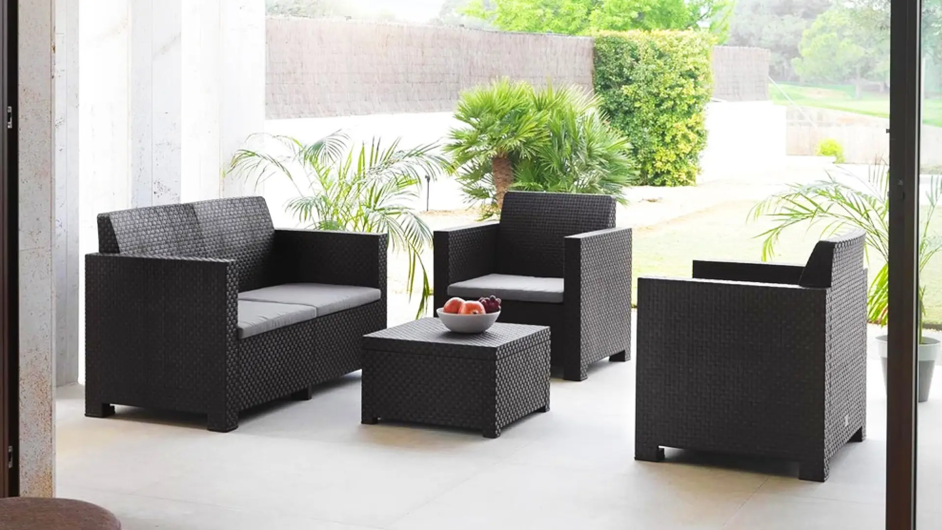 Este conjunto de muebles de jardín de 5 piezas es fácil de limpiar, práctico y está 100 euros más barato