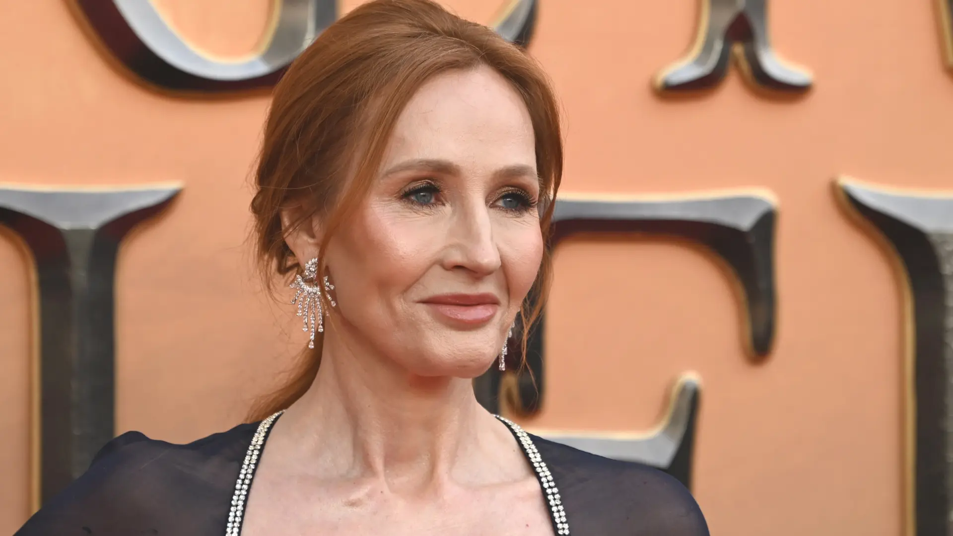 JK Rowling aplaude a una periodista que dijo «mujeres» al hablar de «personas embarazadas» JK Rowling aplaude a una periodista que dijo «mujeres» al hablar de «personas embarazadas»