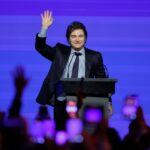 Milei llama a la moción de censura "contra el bandido" de Sánchez en su viaje a España