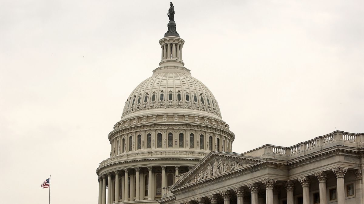 Un hombre disfrazado de policía asesina a tiros a una congresista demócrata en EEUU e intenta lo mismo con un senador