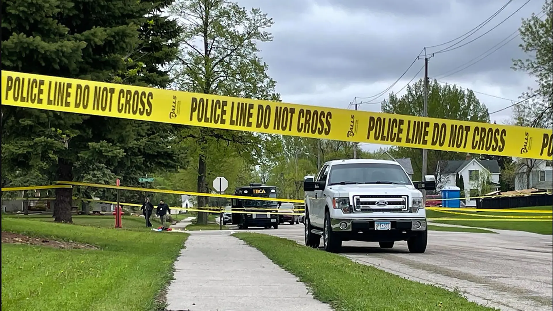 Un hombre disfrazado de policía asesina a una congresista demócrata y su marido y hiere a otro en sus casas en Minnesota Un hombre disfrazado de policía asesina a una congresista demócrata y su marido y hiere a otro en sus casas en Minnesota
