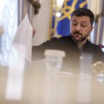 Zelenski aprueba el reclutamiento voluntario de mayores de 60 años y degrada a uno de sus generales por el avance ruso en Donetsk Zelenski aprueba el reclutamiento voluntario de mayores de 60 años y degrada a uno de sus generales por el avance ruso en Donetsk