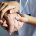 Familia exige cirugía urgente para adulto mayor y denuncia trabas de EPS