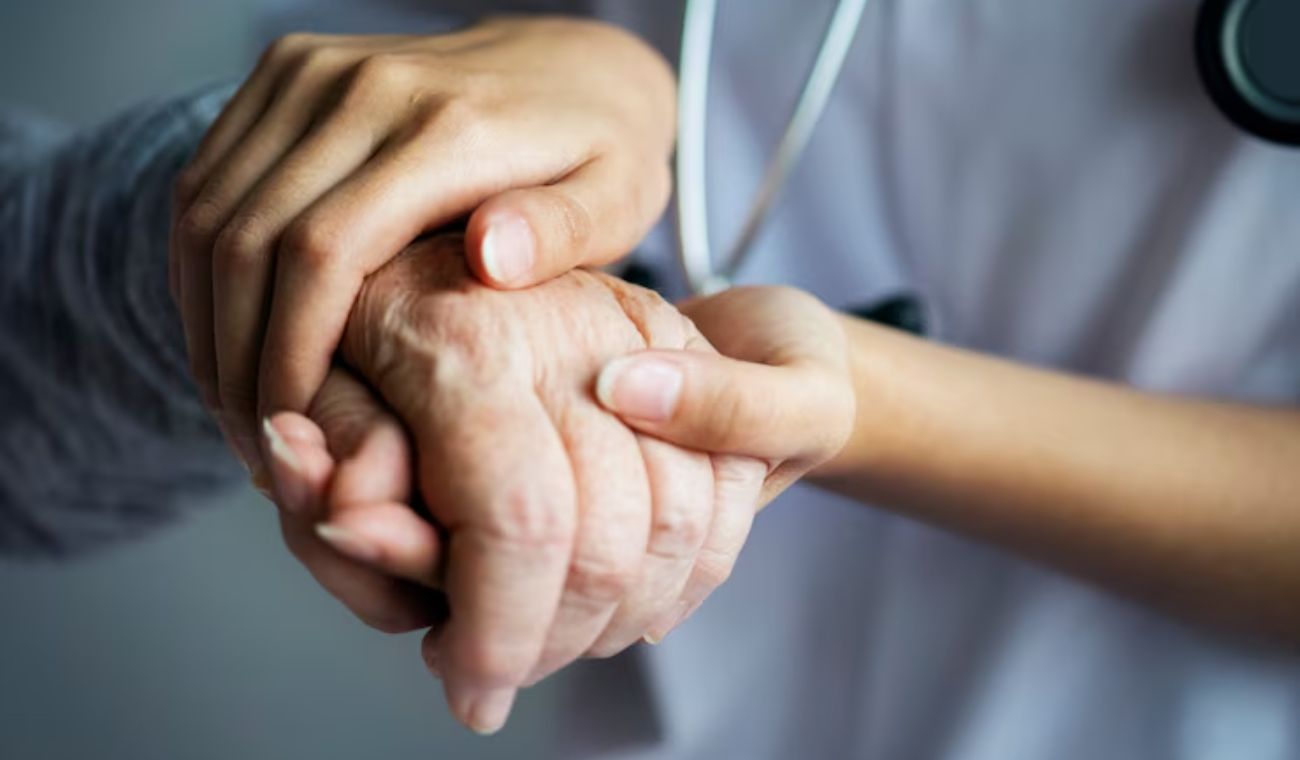 Familia exige cirugía urgente para adulto mayor y denuncia trabas de EPS