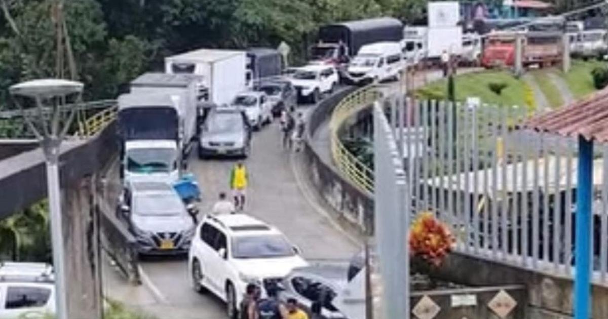 Noticias Antioquia: Camioneros bloquean vía Quibdó – Medellín Noticias Antioquia: Camioneros bloquean vía Quibdó – Medellín
