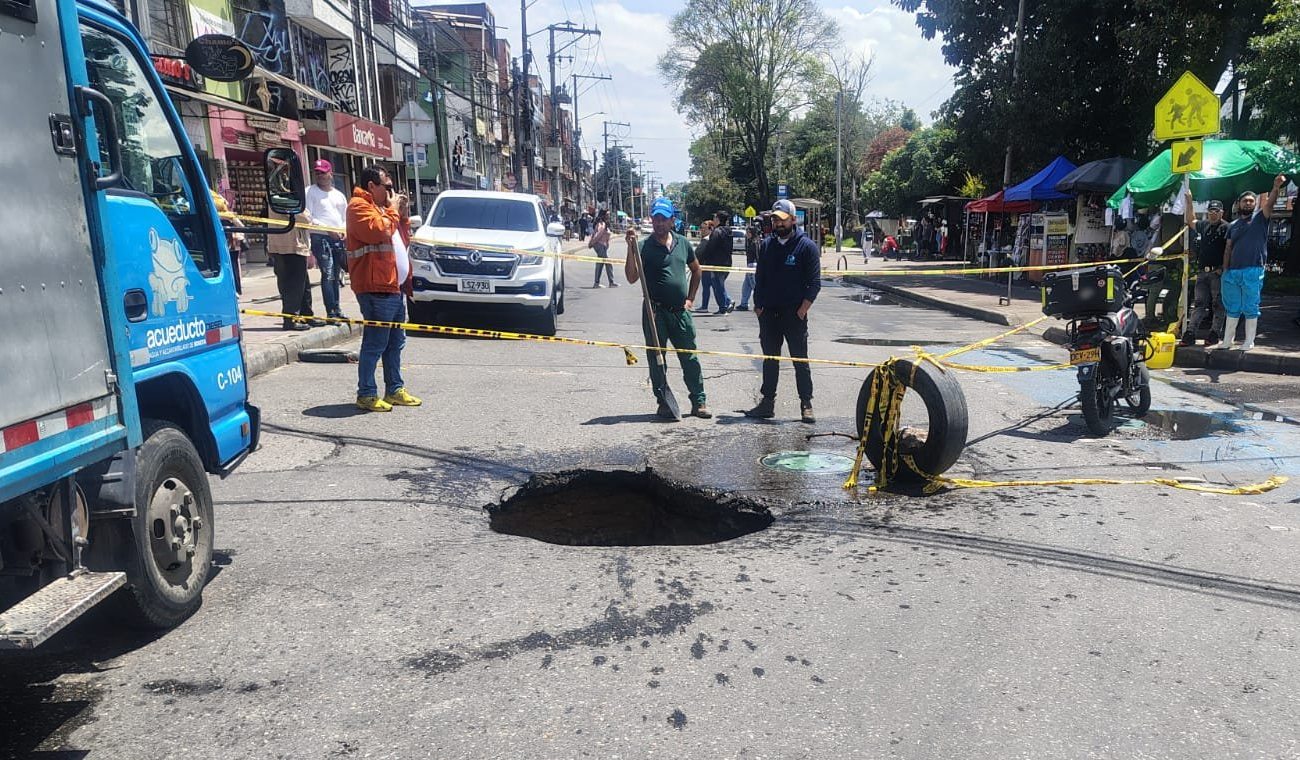 Cierran la calle 139 en Suba por profundo hueco en el pavimento