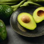 Cómo guardar el aguacate después de abierto para que no se negree