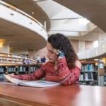 Impactante arquitectura griega de Biblioteca en Bogotá: atrae multitudes