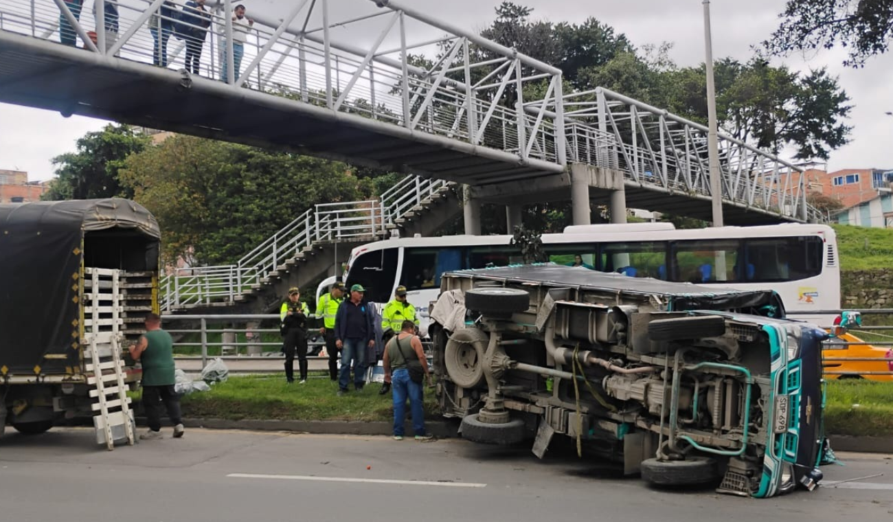 Cierre TOTAL de la vía al Llano: accidente pondrá a esperar a conductores
