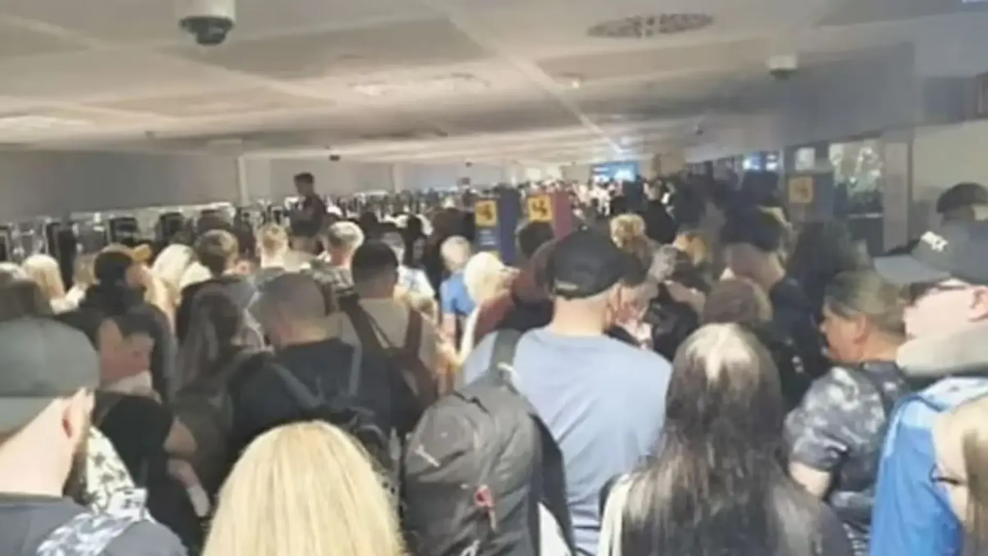 la prensa británica denuncia las condiciones en el aeropuerto de Tenerife Sur la prensa británica denuncia las condiciones en el aeropuerto de Tenerife Sur