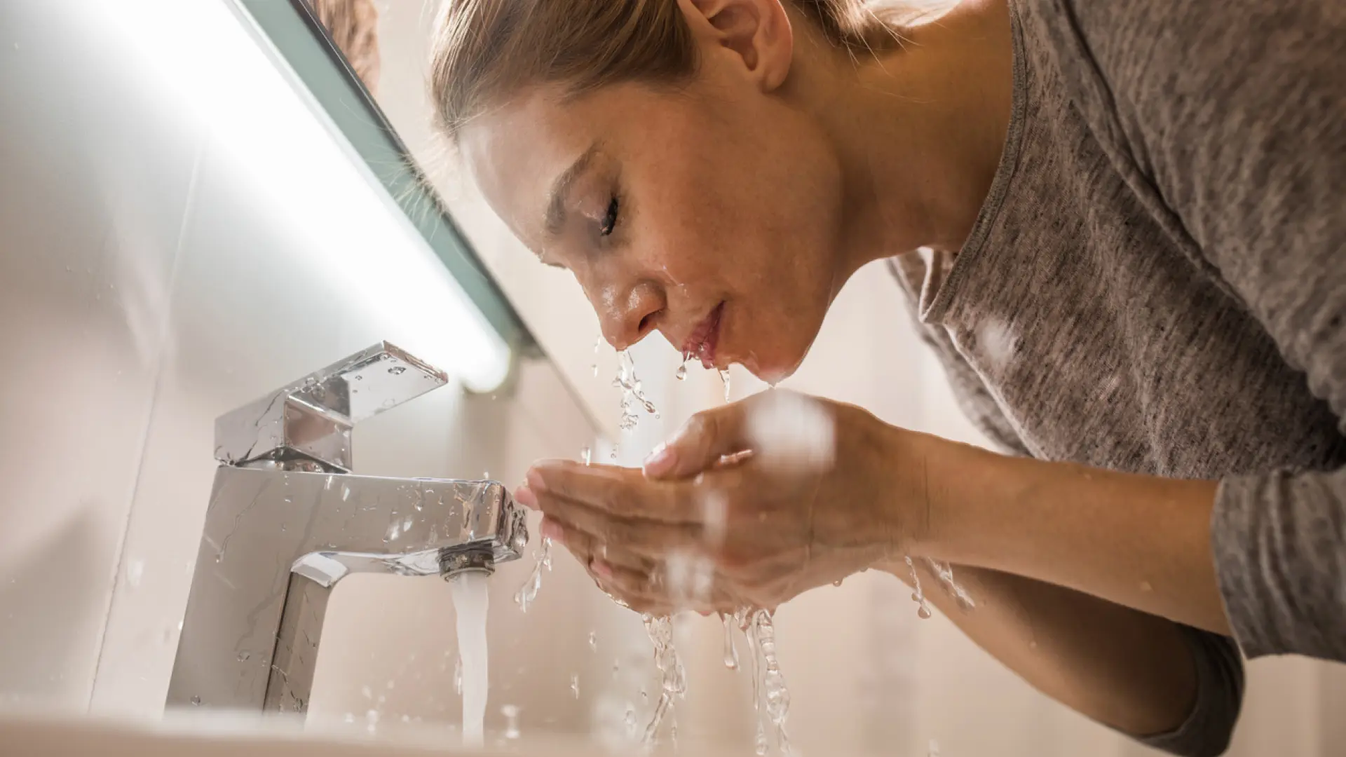 Una mujer muere después de sonarse la nariz con agua contaminada con la ‘ameba come cerebros’