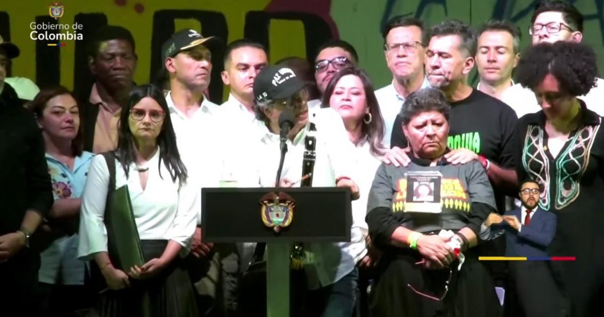 Noticias Medellín: Jefes criminales en evento de Petro en Medellín Noticias Medellín: Jefes criminales en evento de Petro en Medellín