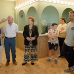 «A los ancianos no se les aparca»