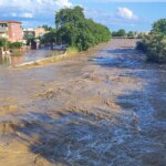 Buscan a dos personas que pueden haber sido arrastradas por el río Foix por las lluvias torrenciales en Cataluña Buscan a dos personas que pueden haber sido arrastradas por el río Foix por las lluvias torrenciales en Cataluña