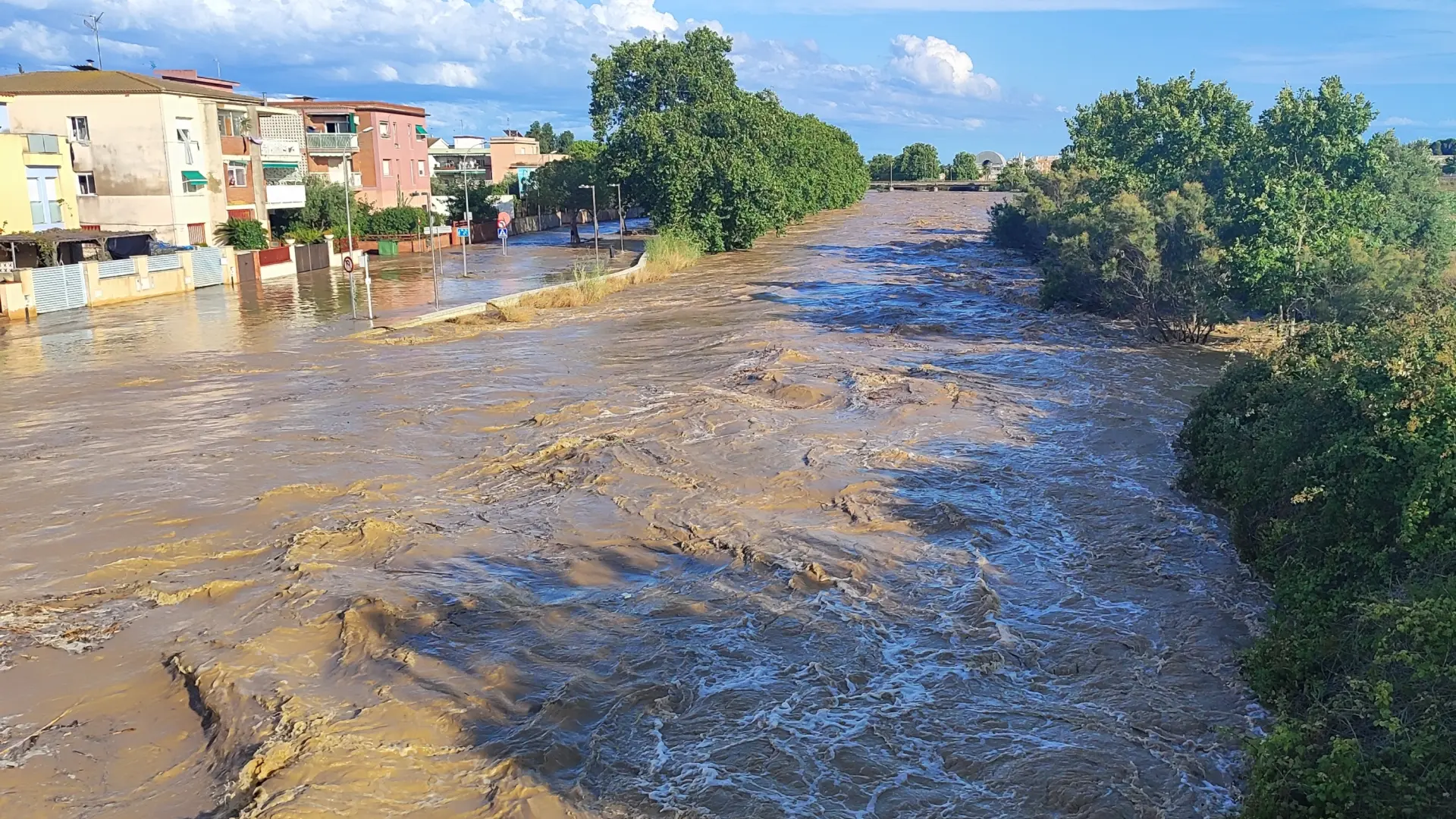 Buscan a dos personas que pueden haber sido arrastradas por el río Foix por las lluvias torrenciales en Cataluña Buscan a dos personas que pueden haber sido arrastradas por el río Foix por las lluvias torrenciales en Cataluña