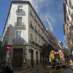 Dos personas atendidas por inhalación de humo en el incendio en un edificio en la calle del Prado Dos personas atendidas por inhalación de humo en el incendio en un edificio en la calle del Prado