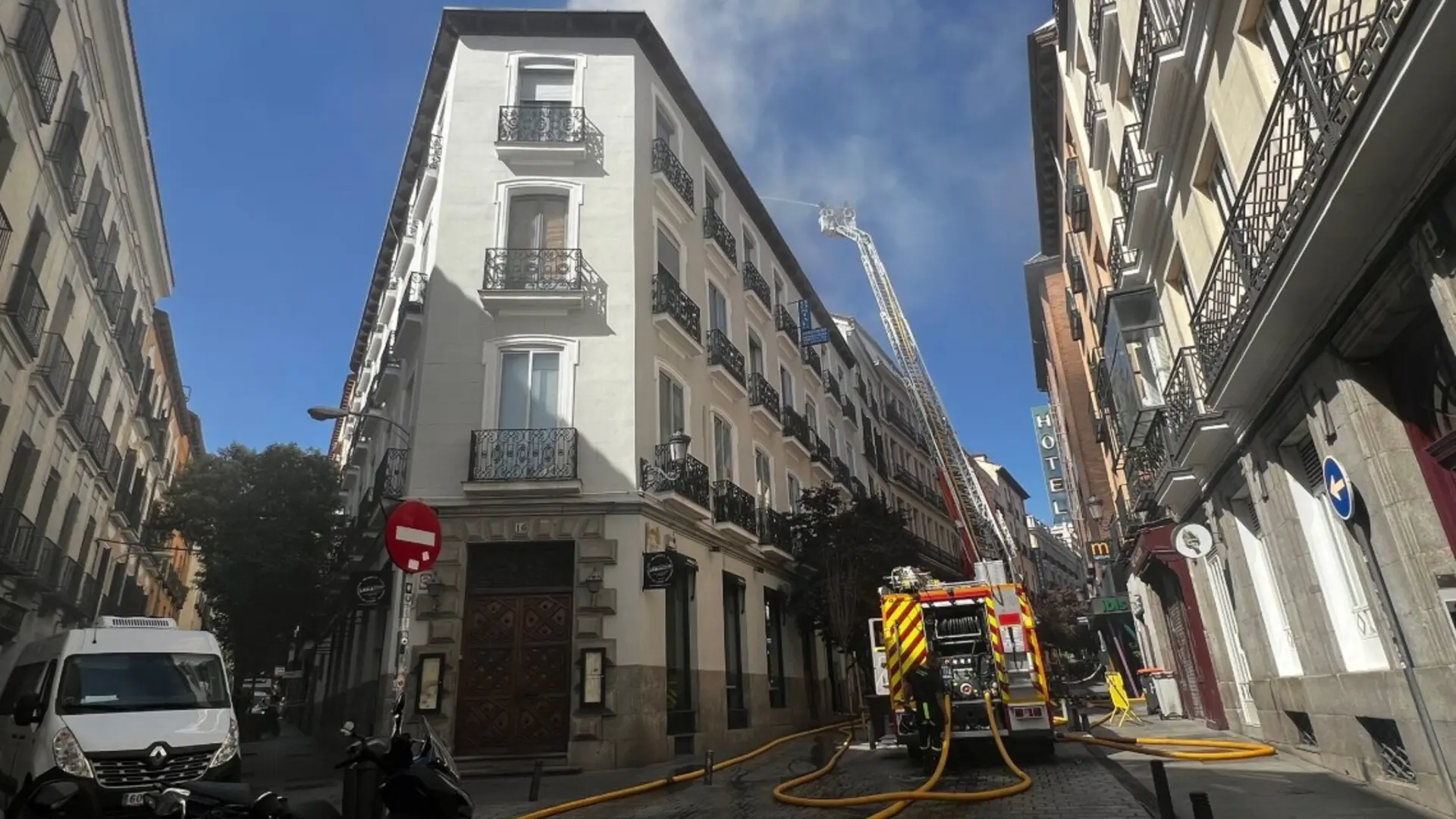 Dos personas atendidas por inhalación de humo en el incendio en un edificio en la calle del Prado Dos personas atendidas por inhalación de humo en el incendio en un edificio en la calle del Prado