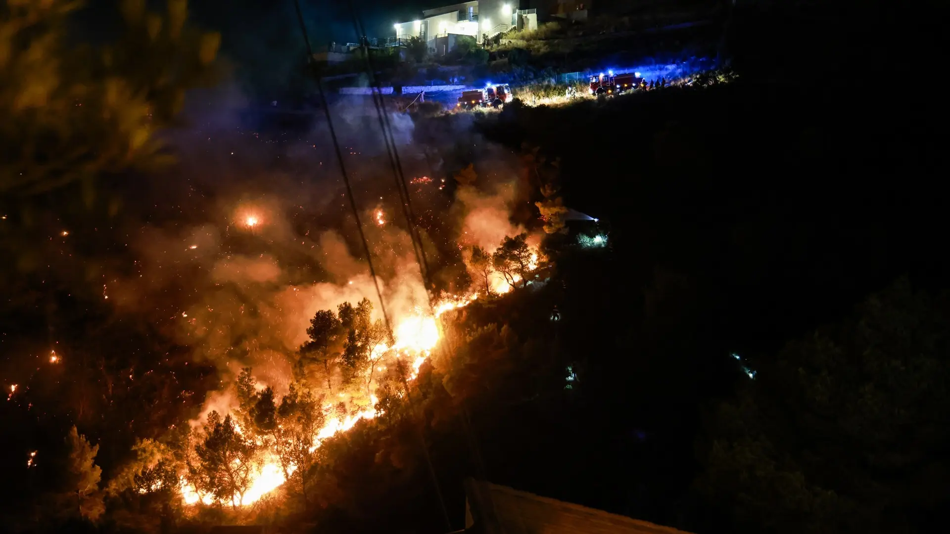 El incendio en Marsella baja de intensidad y se desconfinan las zonas afectadas