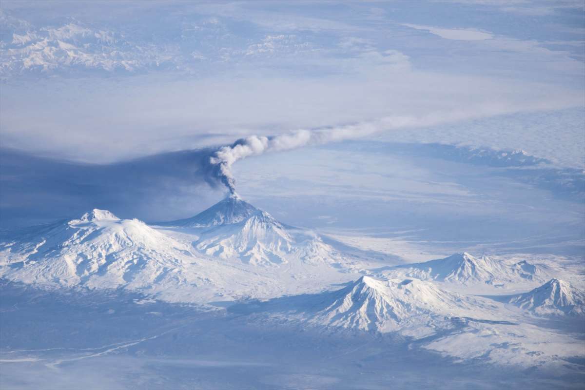 Entra en erupción el volcán Kliuchevskoi de Rusia tras el fuerte terremoto en Kamchatka