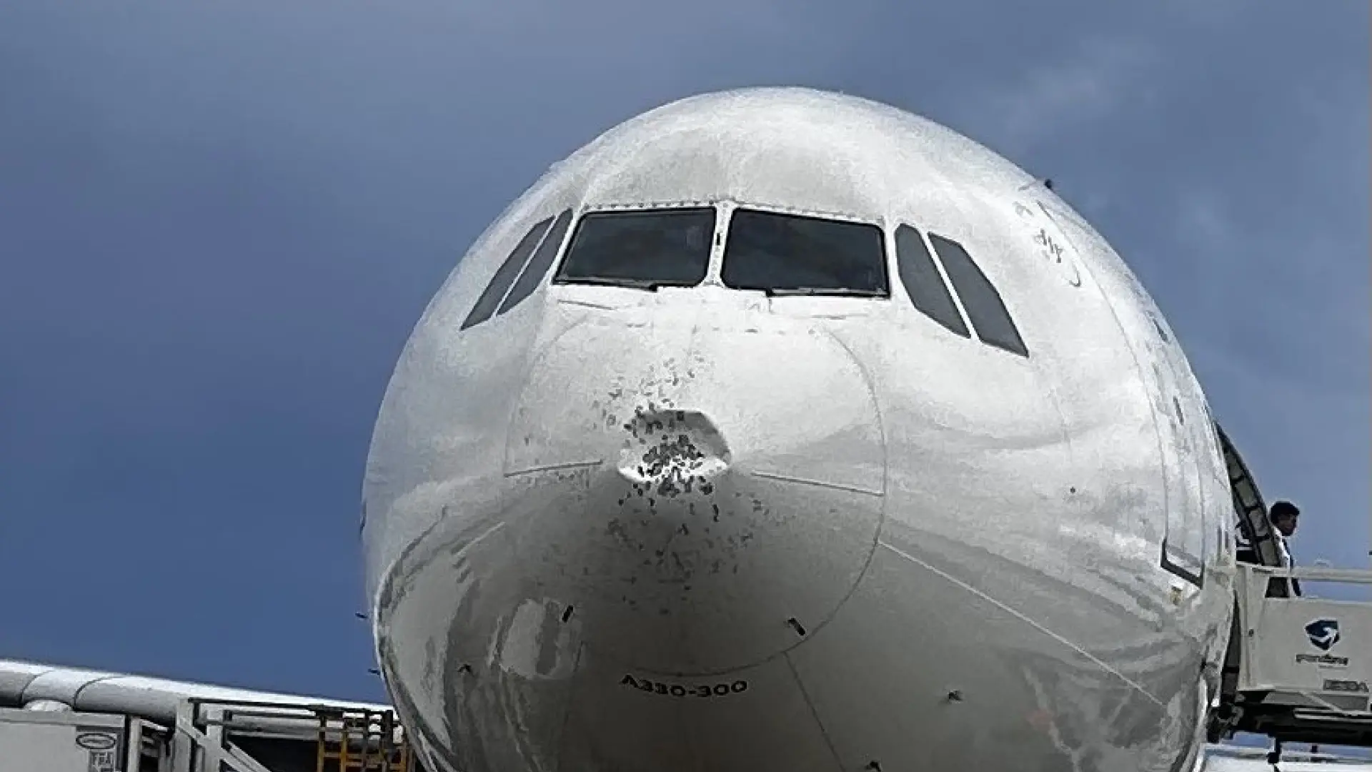 Las fuertes tormentas de granizo en Barcelona dañan el morro de un avión, que tiene que regresar al aeropuerto Las fuertes tormentas de granizo en Barcelona dañan el morro de un avión, que tiene que regresar al aeropuerto