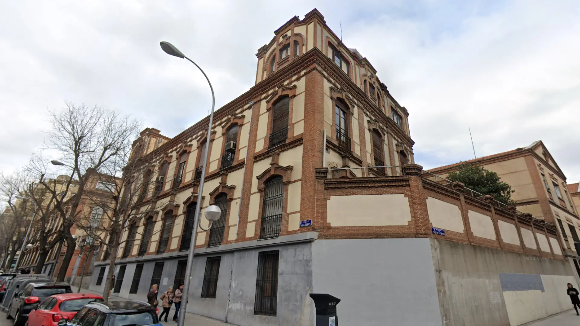 Vecinos de Embajadores piden la cesión de un edificio de la antigua Farmacia Militar para uso social