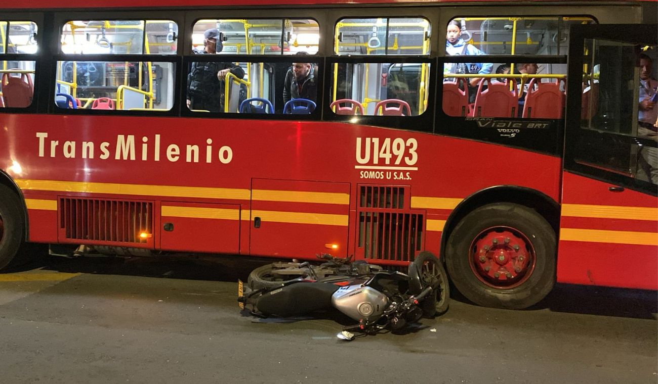 Fuerte accidente entre TransMilenio y moto paraliza la Caracas