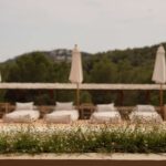 Dormir entre chimeneas y una cocina de leña: Iria Urgell transforma una finca del siglo XIX en un refugio en Ibiza