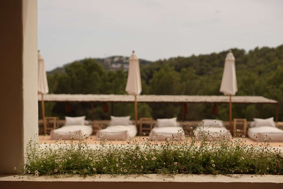 Dormir entre chimeneas y una cocina de leña: Iria Urgell transforma una finca del siglo XIX en un refugio en Ibiza Dormir entre chimeneas y una cocina de leña: Iria Urgell transforma una finca del siglo XIX en un refugio en Ibiza