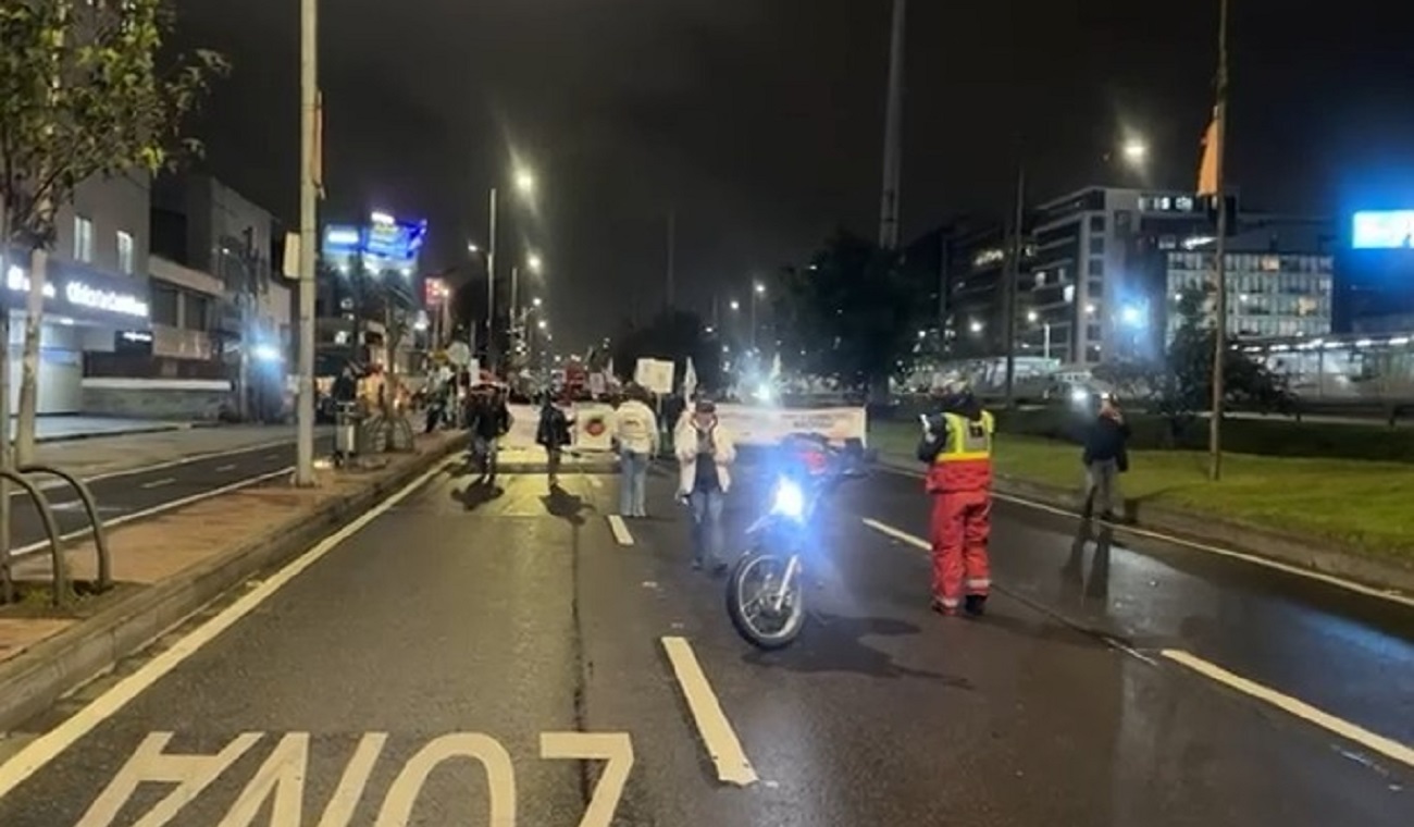 Manifestación corta vía entre Autopista Norte y Avenida NQS de Bogotá