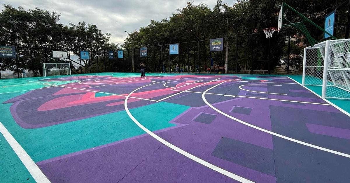 Noticias Medellín: Renuevan cancha polideportiva en la comuna 13