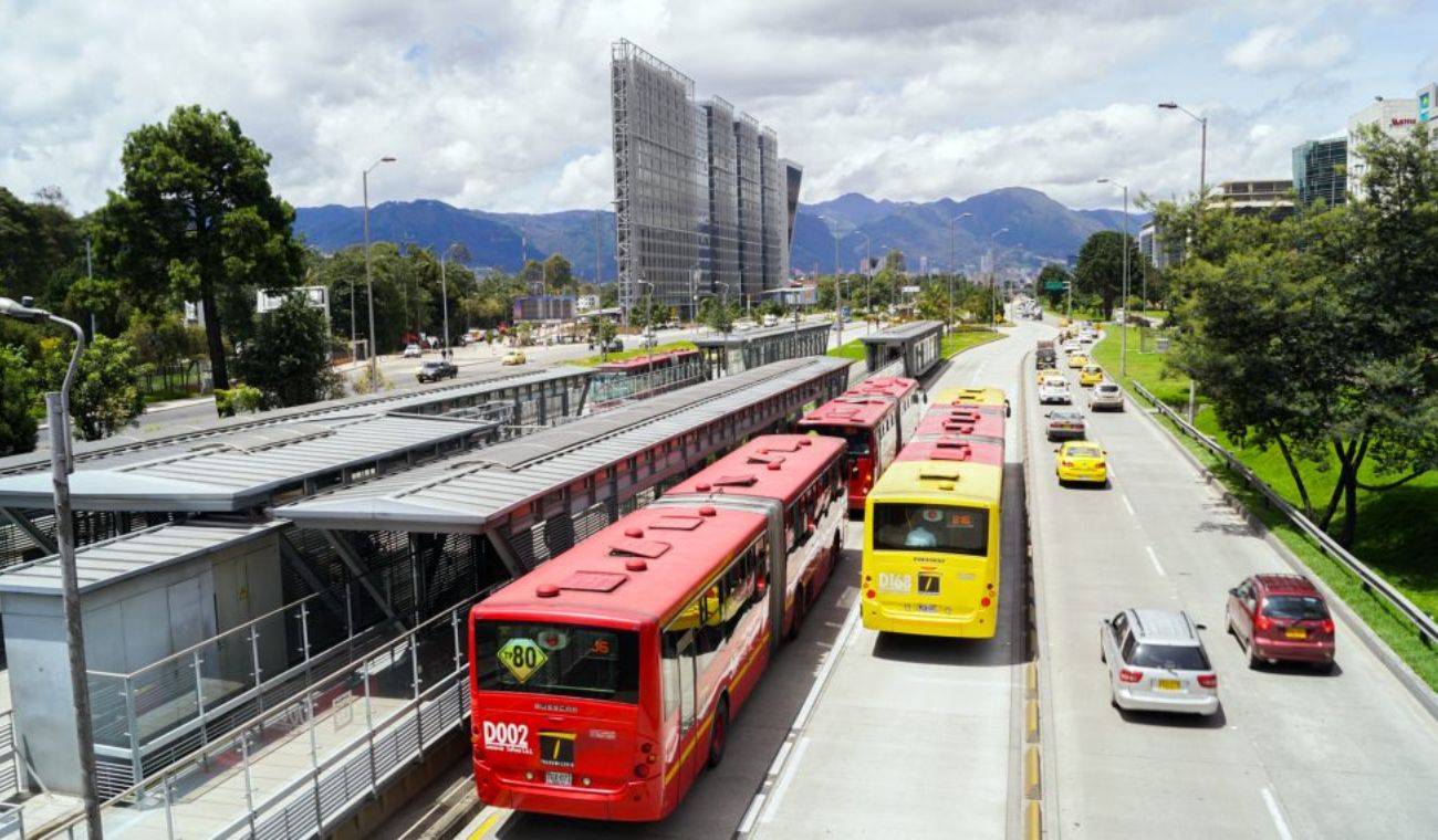 Manifestación bloquea el paso de TransMilenio: usuarios desesperados Manifestación bloquea el paso de TransMilenio: usuarios desesperados