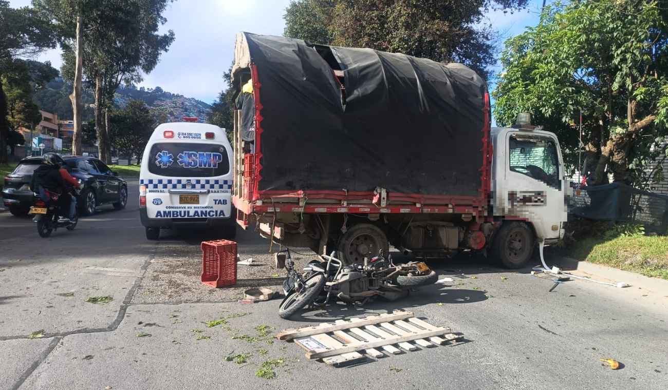 Tremendo accidente en Usaquén: camión complica el tráfico en la Séptima Tremendo accidente en Usaquén: camión complica el tráfico en la Séptima