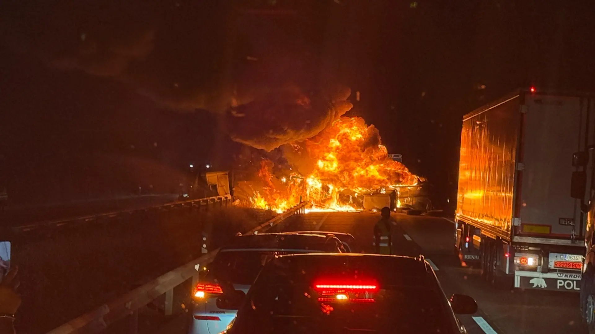 las impresionantes imágenes del mortal accidente en la A-4 que ha provocado el corte de la vía