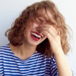 Qué significa cuando una persona se ríe sola en voz alta según la psicología