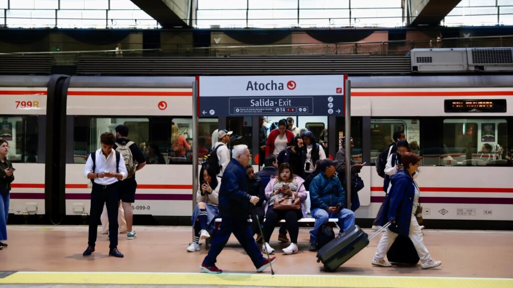 Suspendido el Cercanías de Madrid entre Atocha y Nuevos Ministerios por el incendio en un cuarto de acometidas