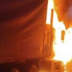 Noticias Antioquia: Incineran dos vehículos de carga en Puerto Valdivia Noticias Antioquia: Incineran dos vehículos de carga en Puerto Valdivia