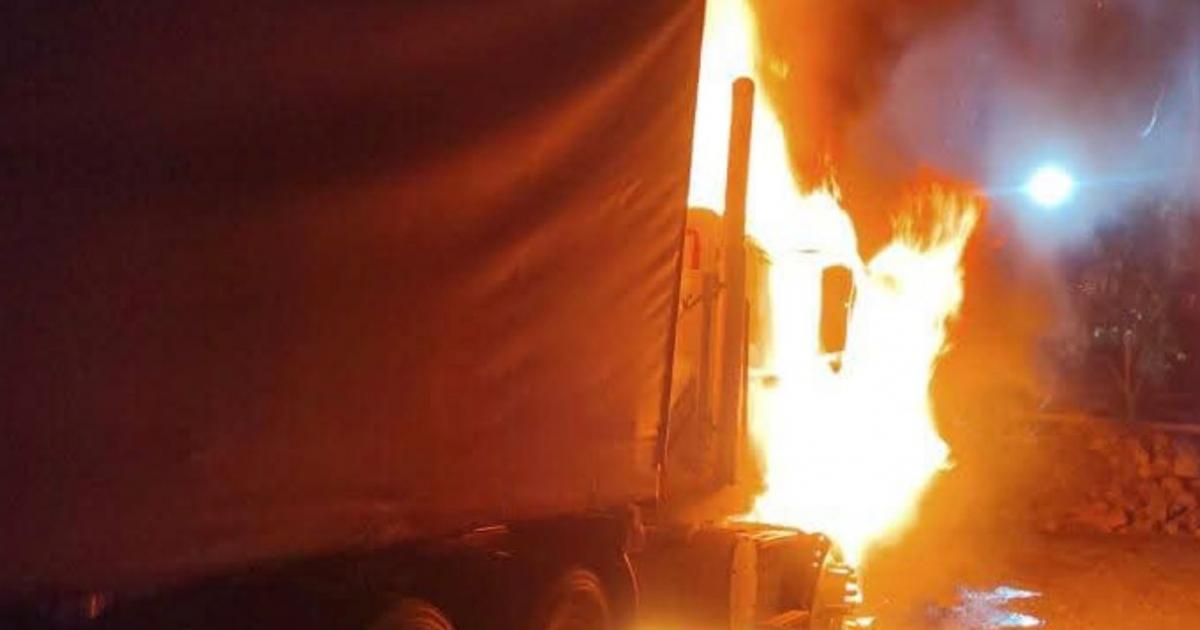Noticias Antioquia: Incineran dos vehículos de carga en Puerto Valdivia Noticias Antioquia: Incineran dos vehículos de carga en Puerto Valdivia