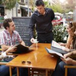 Qué significa que las personas ayuden los camareros a recoger la mesa, según la psicología