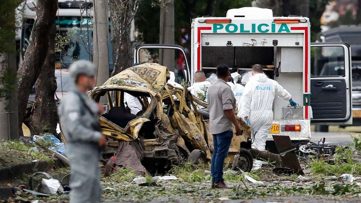 Al menos 18 muertos y más de 40 heridos en dos atentados en Colombia Al menos 18 muertos y más de 40 heridos en dos atentados en Colombia