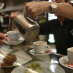 Denuncian a una cafetería por no avisar de que cobran 10 céntimos por un vaso con hielo Denuncian a una cafetería por no avisar de que cobran 10 céntimos por un vaso con hielo
