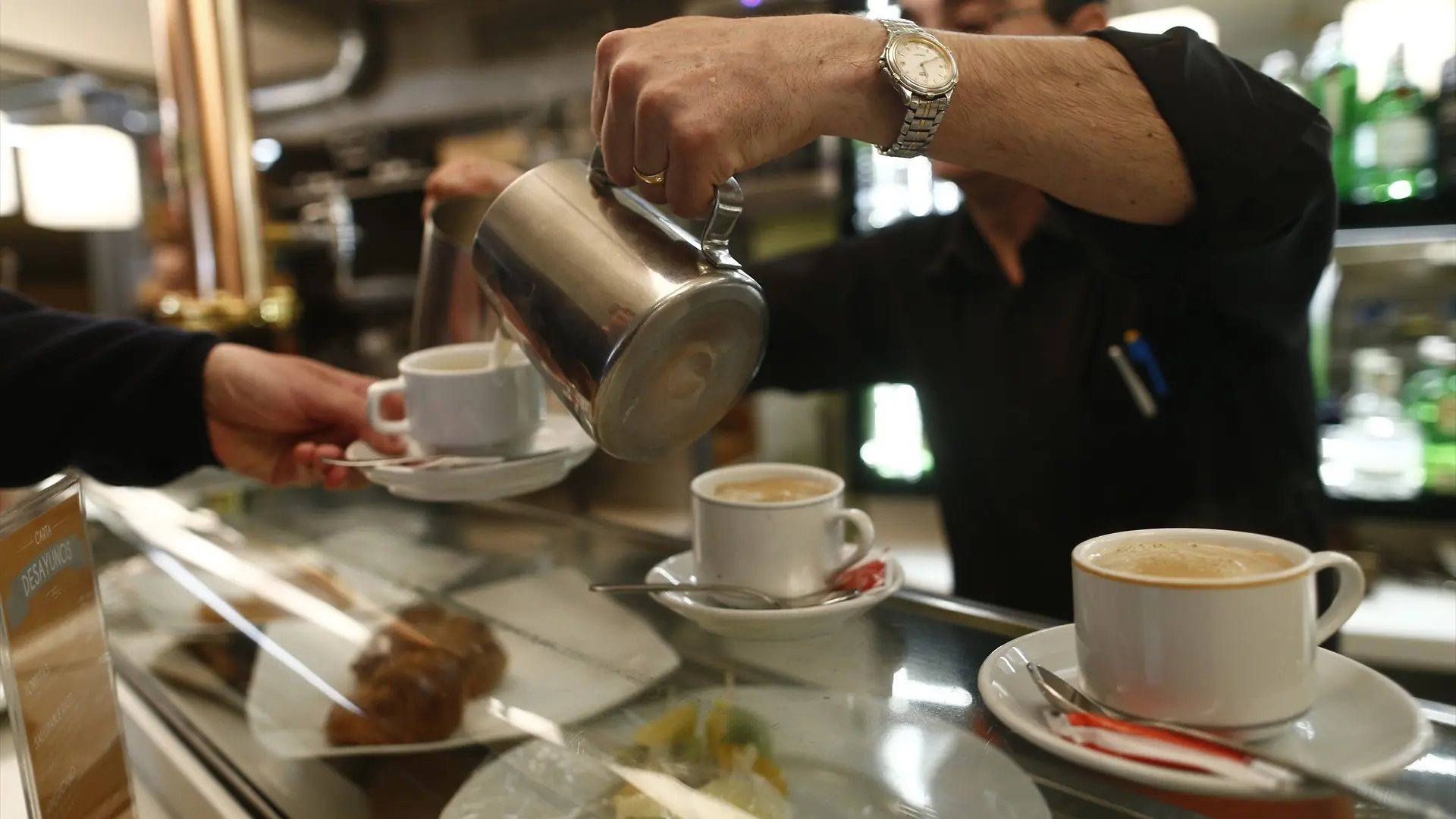 Denuncian a una cafetería por no avisar de que cobran 10 céntimos por un vaso con hielo Denuncian a una cafetería por no avisar de que cobran 10 céntimos por un vaso con hielo