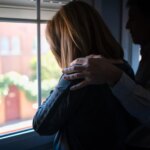 Depresión, ansiedad, estrés… Los jóvenes son más infelices que nunca y el deterioro de su salud mental acaba con la ‘curva de la felicidad’