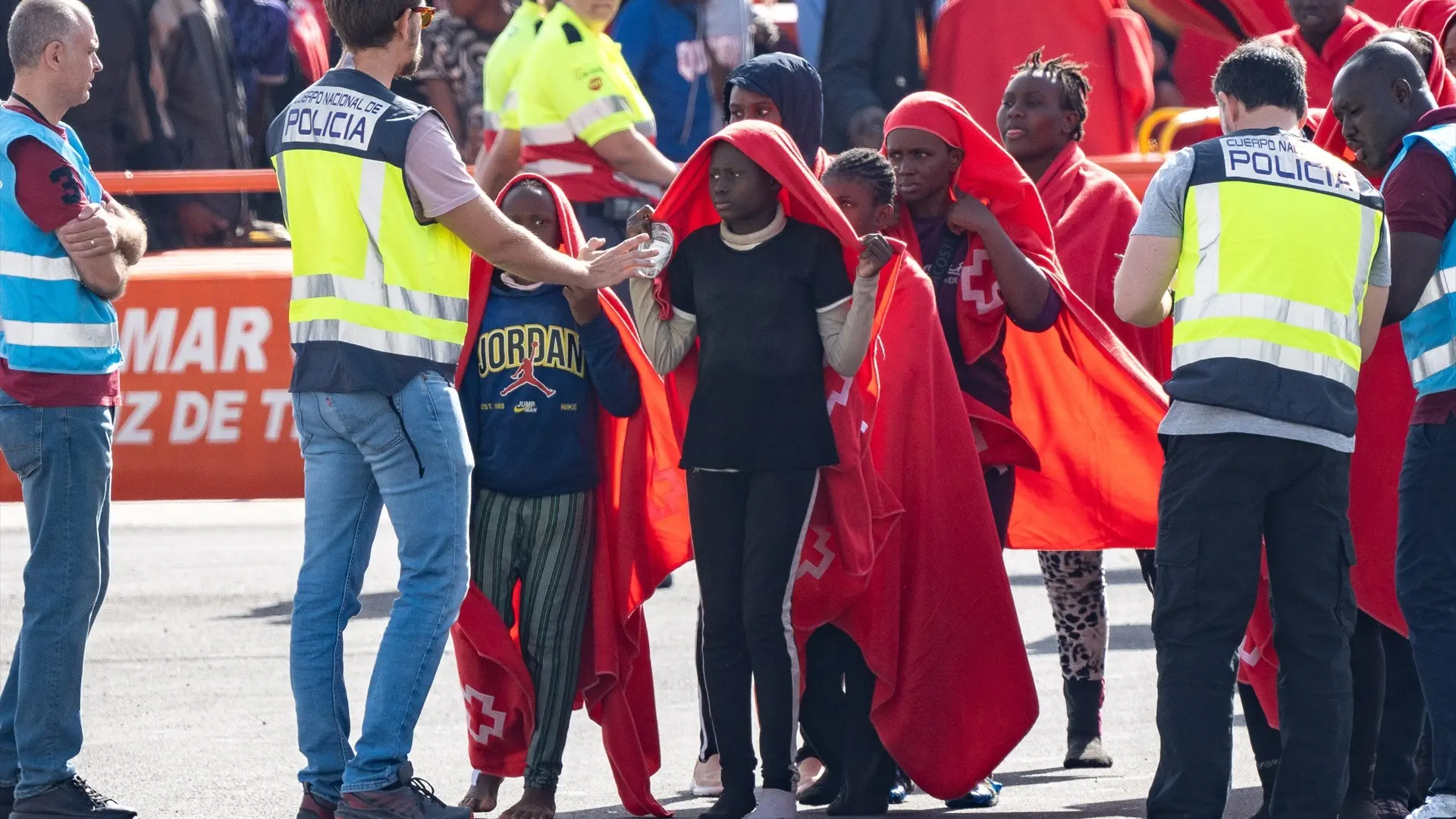 El Gobierno avisa a las comunidades de que si se niegan a acoger a los menores migrantes «intervendrán las fuerzas de seguridad» El Gobierno avisa a las comunidades de que si se niegan a acoger a los menores migrantes «intervendrán las fuerzas de seguridad»
