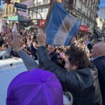 Evacúan a Milei y a su hermana tras sufrir un lanzamiento de objetos en un acto electoral